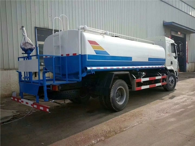 程力威牌CLW5160GPSL5型绿化喷洒车 功能融合的“肉钩车”创新应用解析