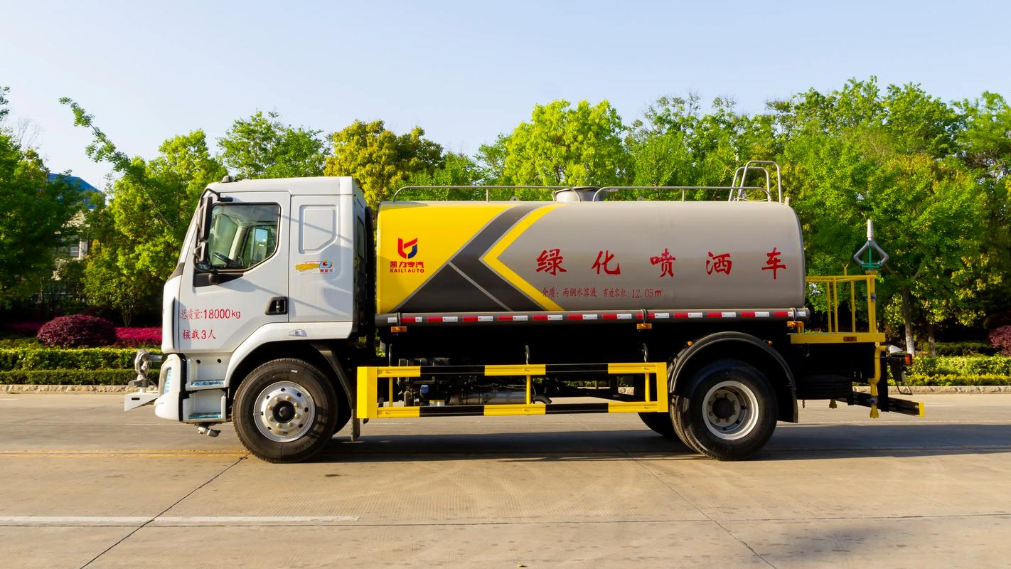 深圳洒水车厂家价格各型号洒水车厂家:13487005888主要生产:喷洒车